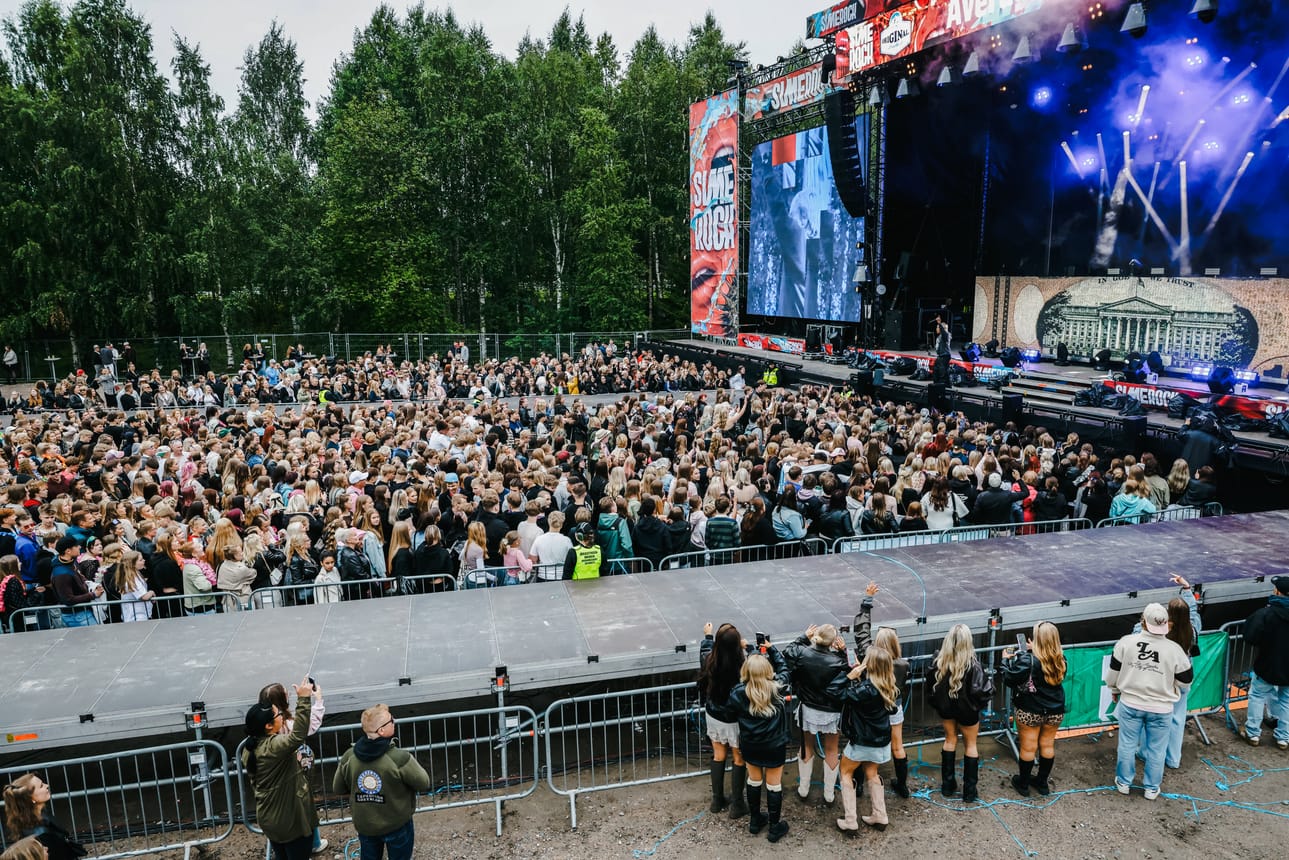 Loppuunmyyty Simerock-festivaali järjestettiin viikonloppuna Rovaniemen Ounaspaviljongilla. Averagekidluke korkkasi päälavan perjantaina.
