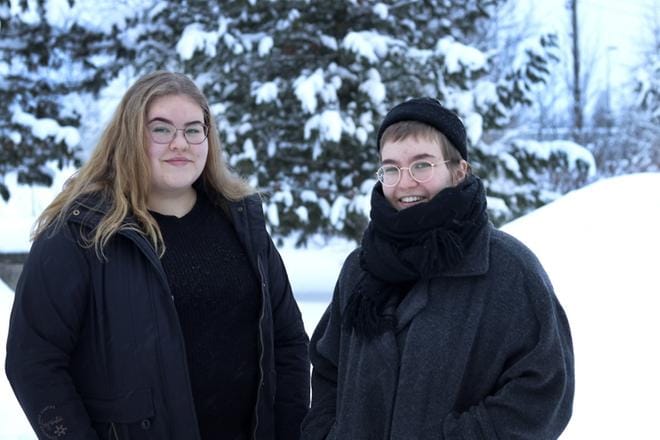 Inka Kangastupa (vas.) suunnittelema logo voitti Alajärven markkinointilogokisan. Kuvassa luokkatoveri Teresa Raivio, molemmat vierailivat Järviseutu-lehden toimituksessa Alajärven lukion mediakurssin kanssa. Kuva: Johanna Kataja