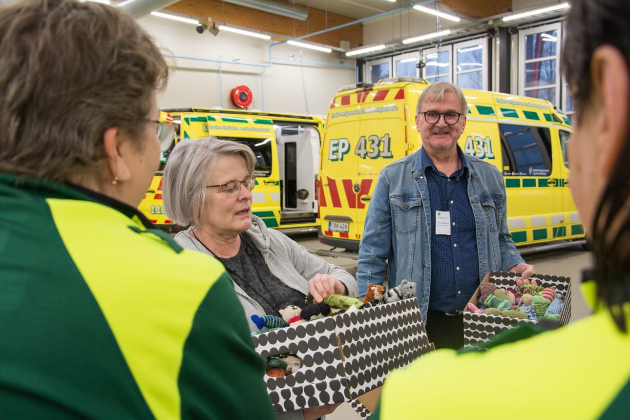 Käsityöopettaja Raija Nikkola ja kansalaisopiston rehtori Arto Juurakko lahjoittivat kaksi laatikollista pehmoja Alavuden ensihoitajille.