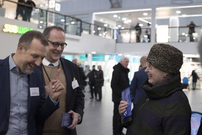 Kaupunginhallituksen varapuheenjohtaja Marko Heinonen (kok.), Vaasan kaupunginjohtaja Tomas Häyry ja eläkkeellä oleva toimittaja Sirpa Sainio keskustelivat mahdollisen kuntaliitoksen jälkeen syntyvän uuden kunnan hyvinvointilautakunnan tehtävistä. Kuvat: Minna Antila