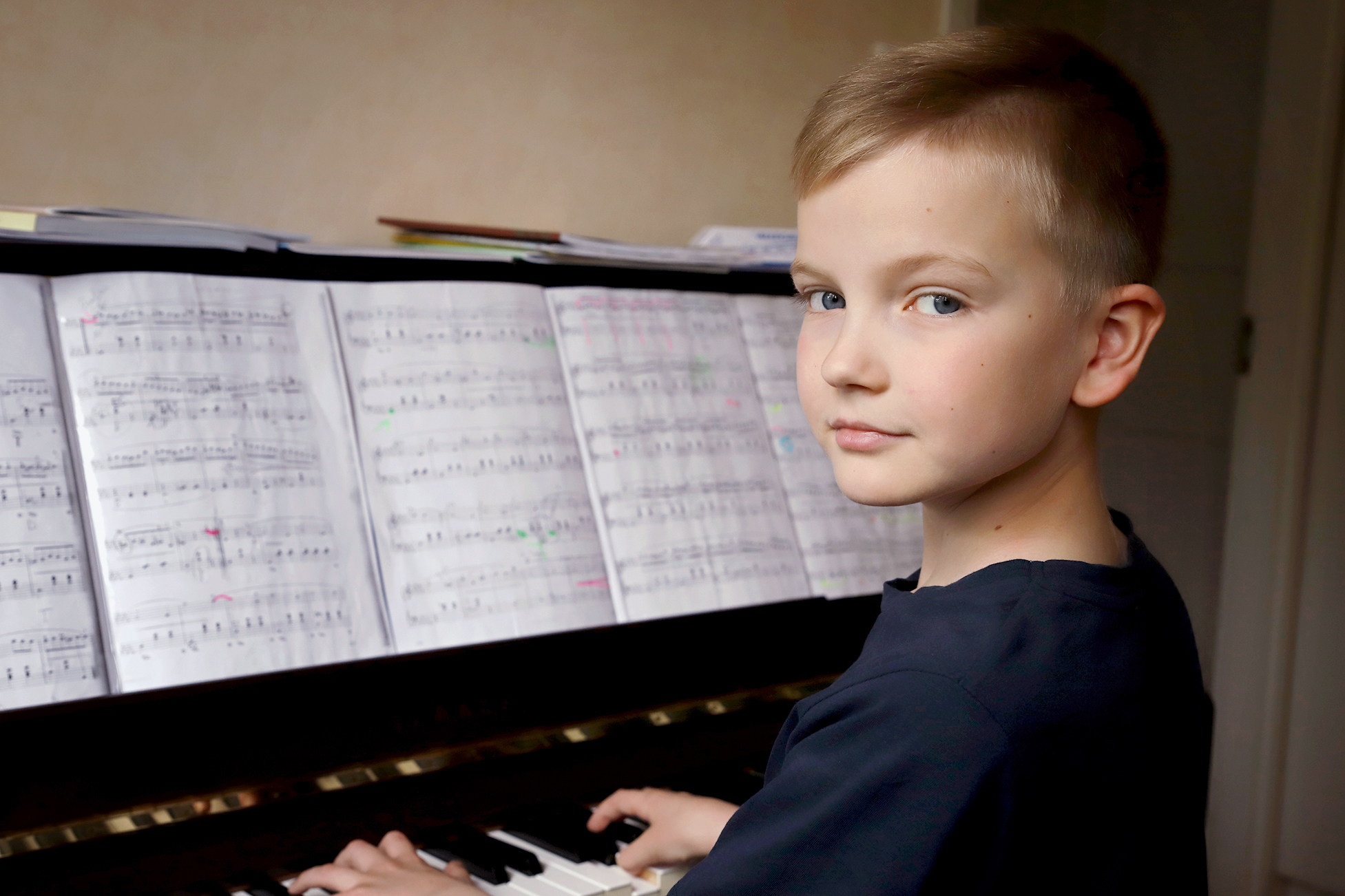 – Pianossa on kaunis ääni ja sitä on kiva soittaa. On mukavaa oppia kappaleita ja soittaa konserteissa, Nooa Hilli kertoo.