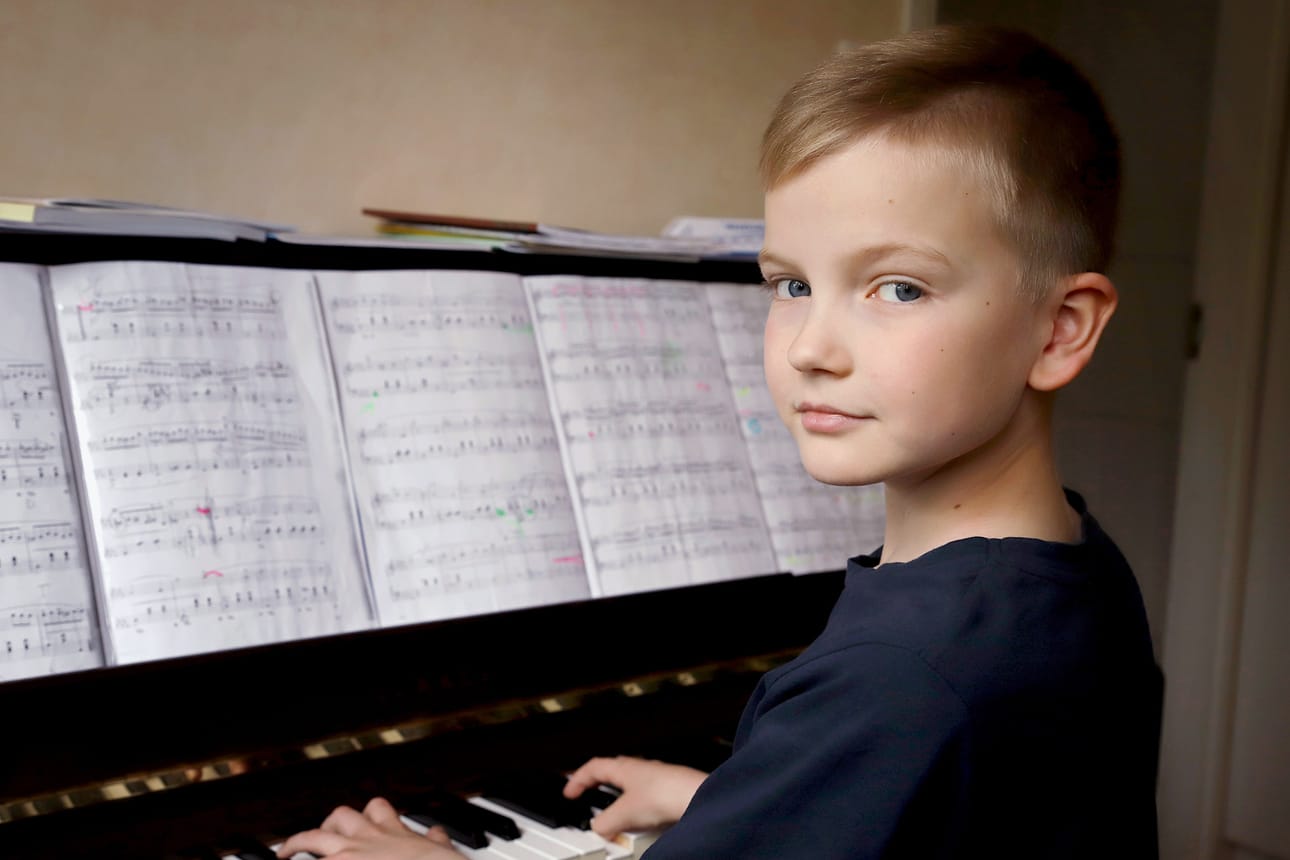 – Pianossa on kaunis ääni ja sitä on kiva soittaa. On mukavaa oppia kappaleita ja soittaa konserteissa, Nooa Hilli kertoo.