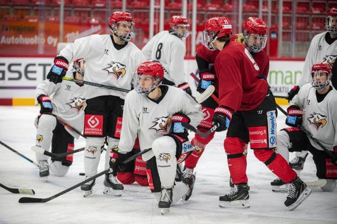 Ari Gröndahl (keskellä) pelaisi mieluummin yleisön edessä. KUVA: JARNO PELLINEN