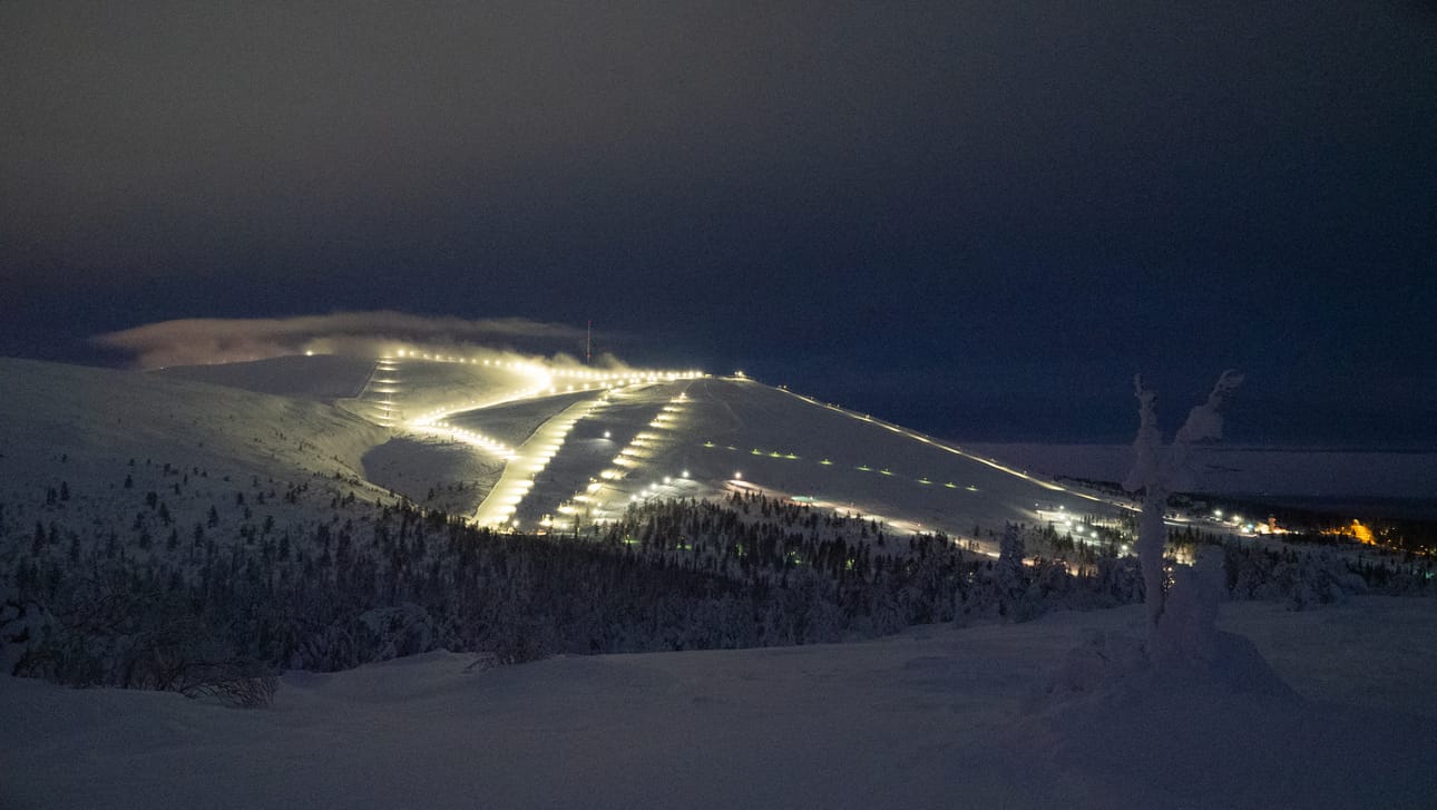 Varkaankurun valaistus mahdollistaa rinteessä laskemisen myös pimeän aikana.