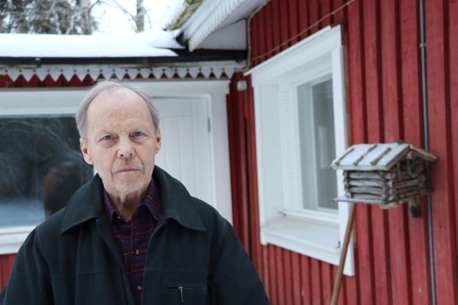 Olavi Mäki on valokuvannut vuosikymmenten ajan paljon itsekin. KUVA: EEVA-LIISA KULJU
