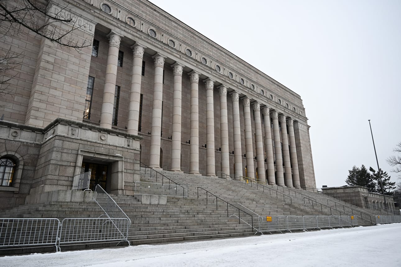 Kirjoittaja toivoo, että Eduskuntataloon valitut kansanedustajat keskittyisivät työhönsä, eikä äänten kalasteluun.