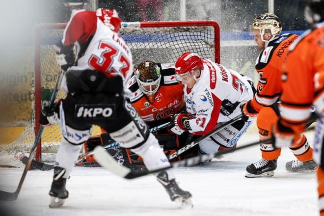 Sportin Mikko Laine yritti Tomi Kärkön kanssa saada kiekkoa HPK-vahti Emil Larmin selän taakse, mutta ei onnistunut. KUVA: PEKKA RAUTIAINEN