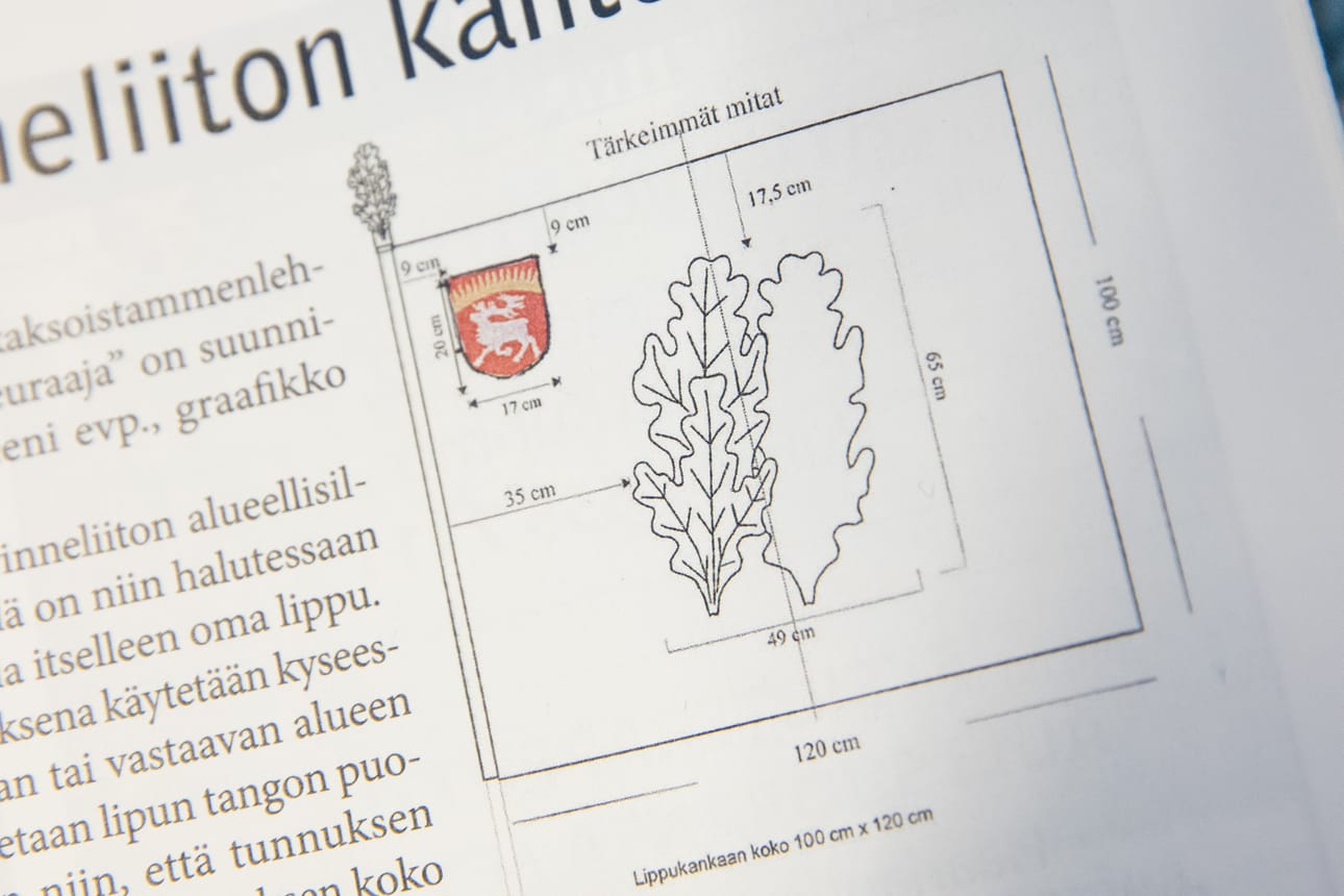Kuusamon tammenlehvälipun ompelija ei ole paikallisia. Muistatko hänen nimensä?
