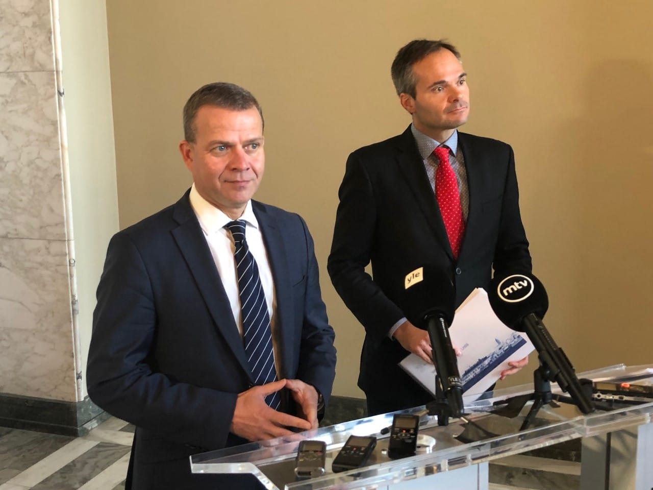 Kokoomuksen puheenjohtaja Petteri Orpo (vas.) sanoi, että terrorismilainsäädännön tiukentaminen pitää tehdä hyvän sään aikana. Vieressä eduskuntaryhmän puheenjohtaja Kai Mykkänen.