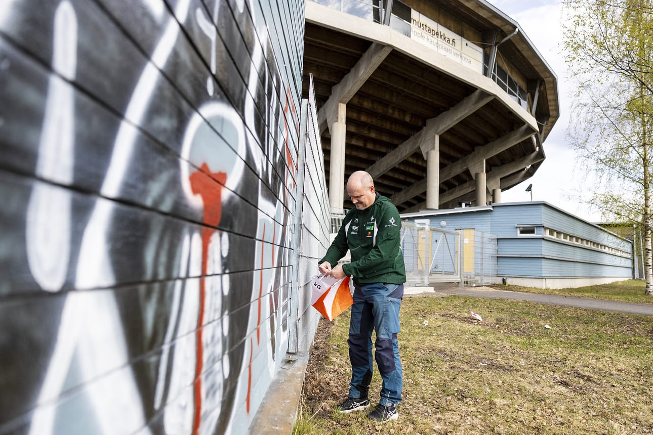 Kilpailunjohtaja Vesa Halosella riittää kiirettä viimeistelyissä. Pesäpallostadion toimii viikonloppuna suunnistuksen SM-kisojen keskuksena.