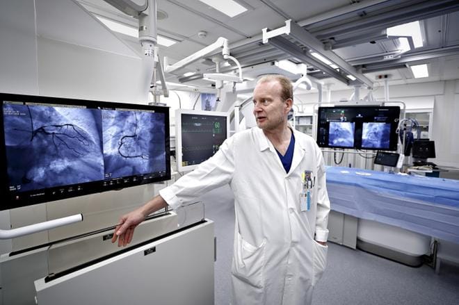 Sydäntutkimuksen osastonylilääkäri Antti-Pekka Annala on tyytyväinen uusiin toimenpidesaleihin. Kahden salin ja heräämön kapasiteetti lisää mahdollisuuksia entistä tehokkaampaan hoitoon. KUVA: TOMI KOSONEN