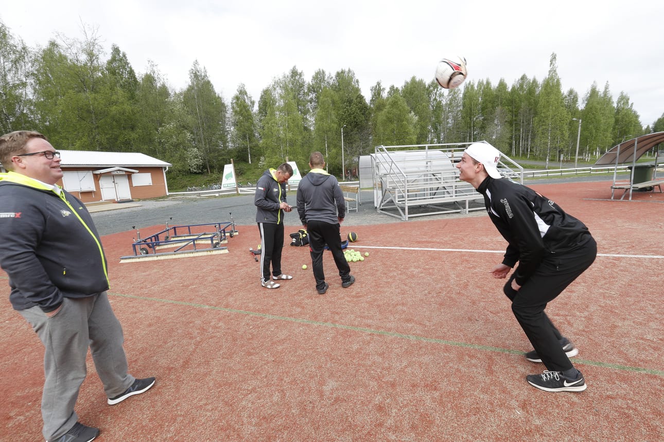 Jalkapallo kuuluu olennaisena osana PattUn aamutreeneihin.