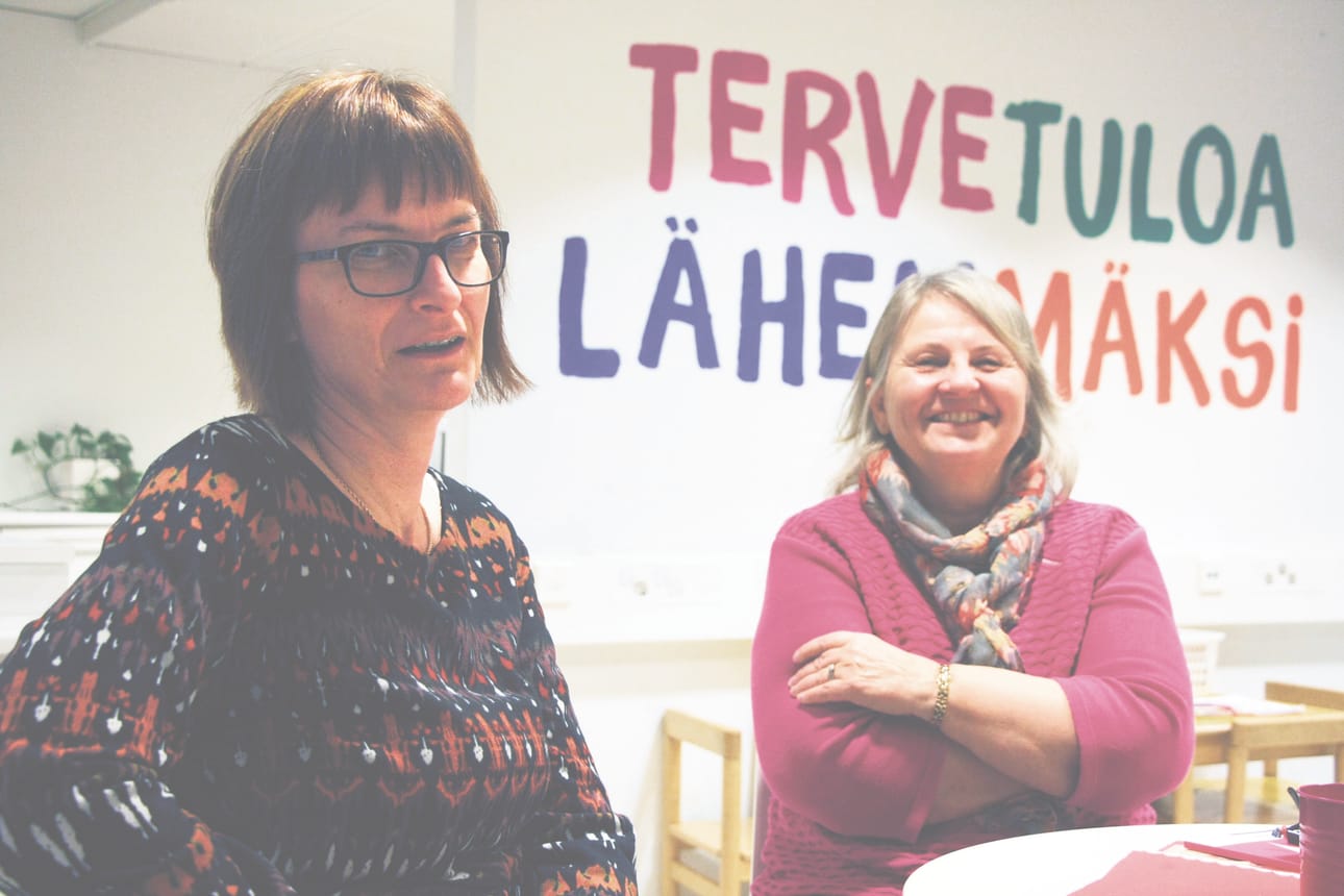 Maarit Lätti ja Marja Nybacka sanovat, että toimiminen Pelastakaa Lapset ry:ssä on ollut palkitsevaa. He toivovat lisää aktiiveja mukaan. - Tämä harrastus ei maksa mitään, ja auttaminen on palkitsevaa!