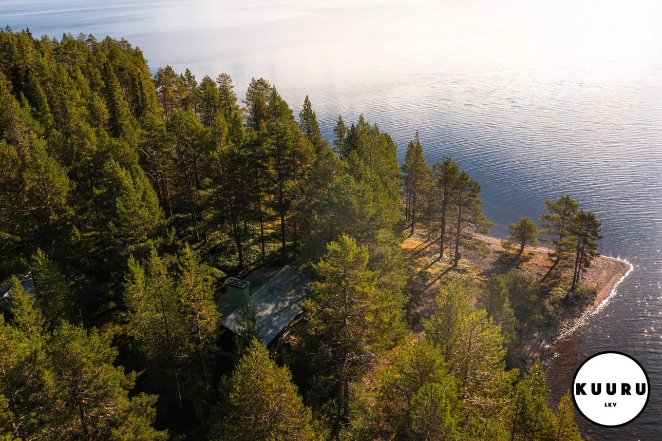 Lounasniemeen kuuluu muun muassa 1,5 kilometriä omaa rantaviivaa Kitkajärveltä.