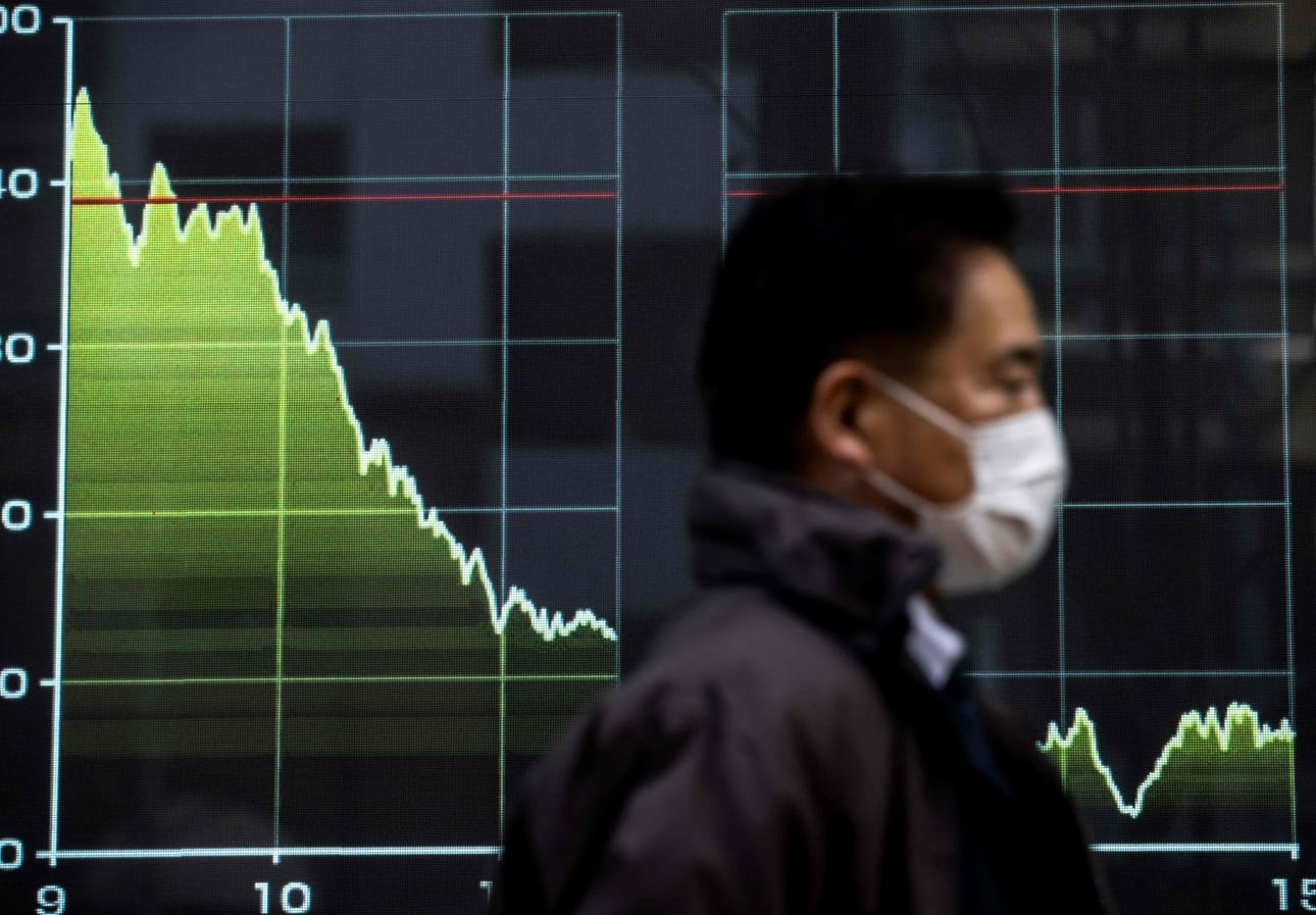 Nikkei-indeksi painui maanantaina alimmilleen sitten viime syyskuun. LEHTIKUVA/AFP