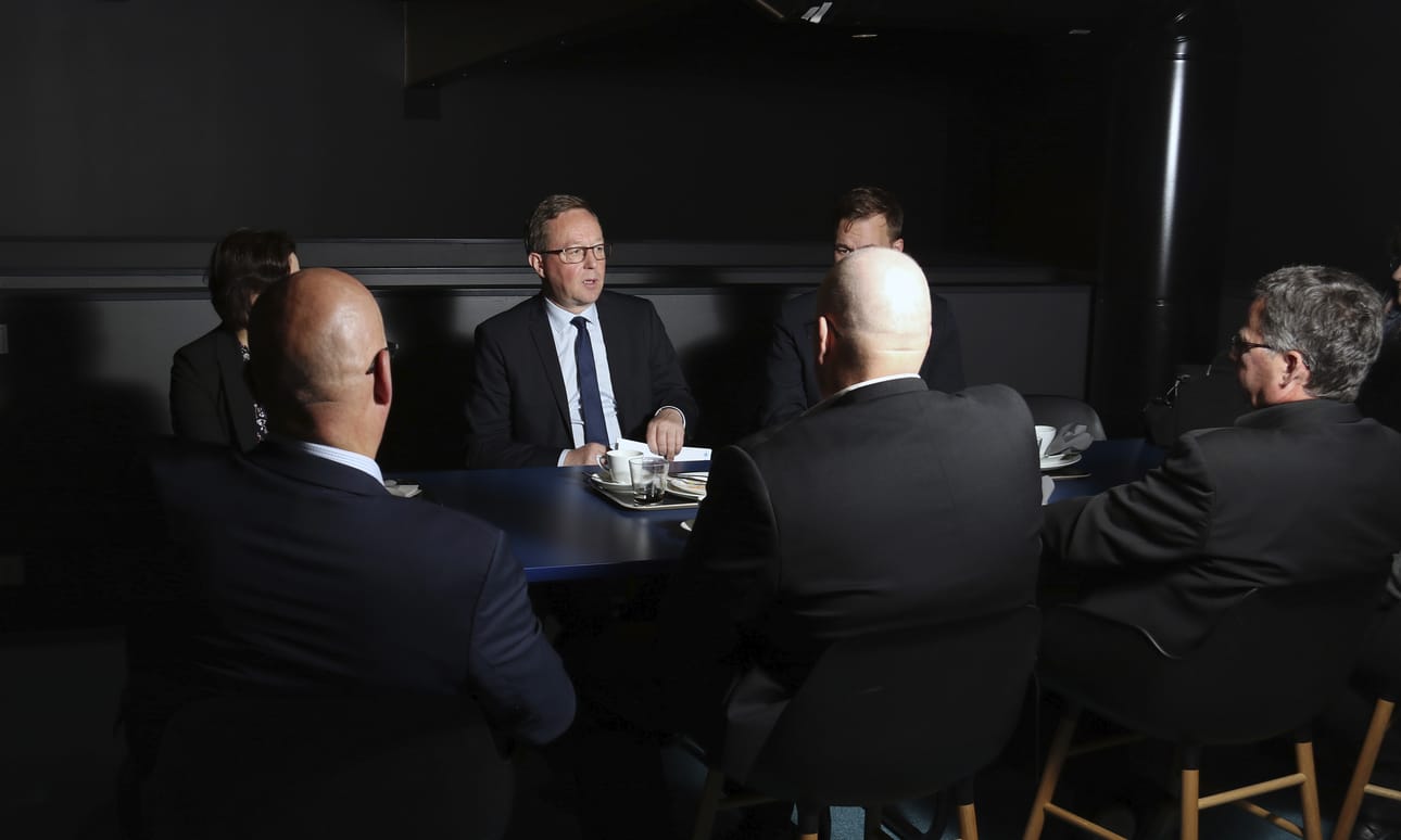 Elinkeinoministeri Mika Lintilä poikkesi kuuntelemassa Limingan suunnitelmia ja murheen aiheita maanantaina.
