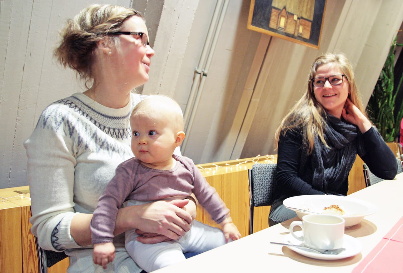 Salla Rahikkala oli tullut aamupalalle tytärtensä Linnea Isolan ja Fanni Isolan (kuvassa sylissä) kanssa. Seuraksi löytyi puuron äärelle Minna Karttunen.