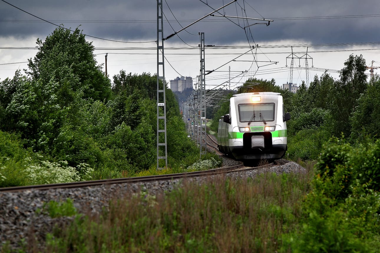 Seinäjoelta Vaasaa kohti kulkeva juna ylittää nyt viisi tasoristeystä vähemmän kuin muutama vuosi sitten. Arkistokuva.