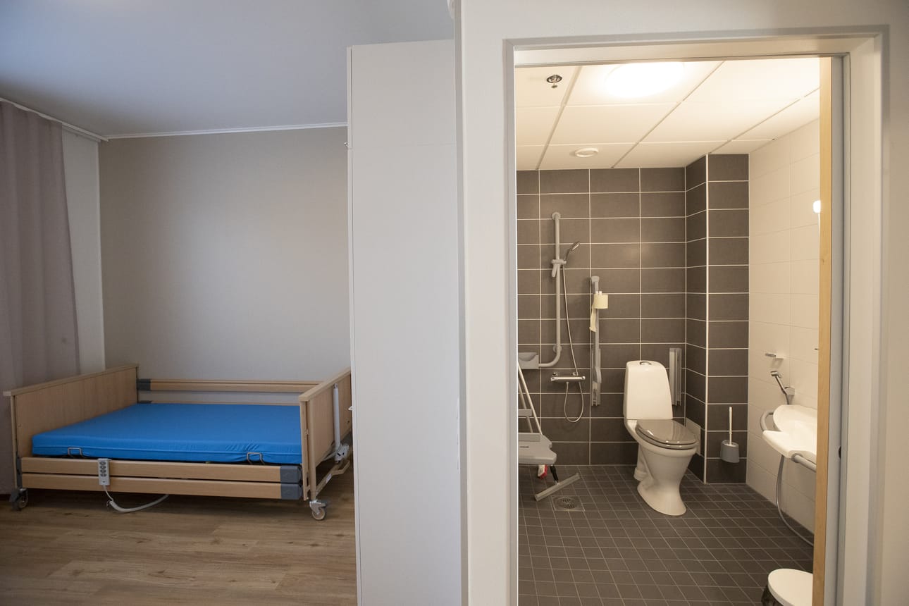 Uudessa hoivakotirakennuksessa jokaisessa asukashuoneessa on wc ja suihku.