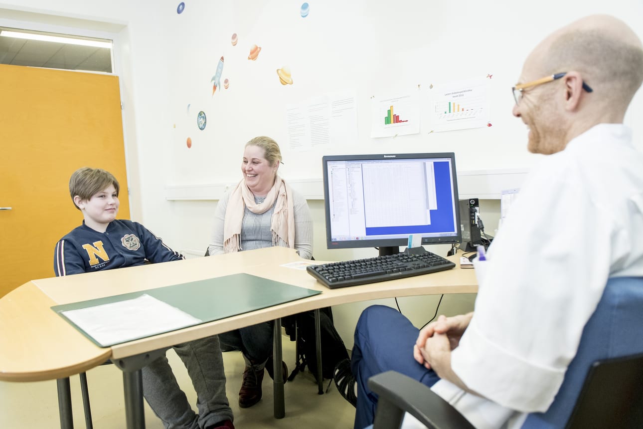 Diabetekseen noin vuosi sitten sairastunut Sasu Ojala kävi äitinsä Susanna Eijaala-Ojalan kanssa Kanta-Hämeen keskussairaalassa tarkastuskäynnillä lääkäri Alar Abramin vastaanotolla.