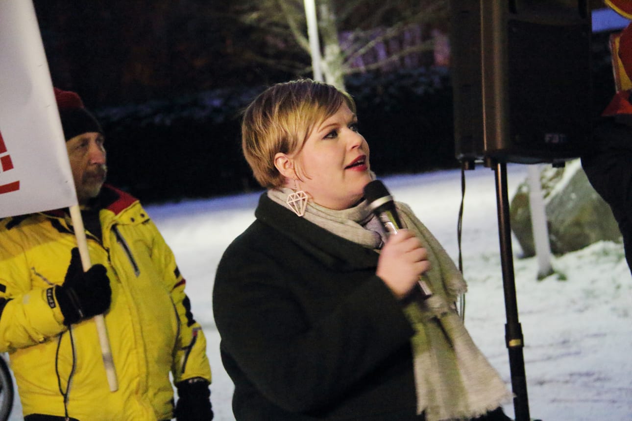 Ministeri Annika Saarikko kertoi mielenosoittajille vilpittömästi uskoneensa, että Oulaskankaan synnytysten säilyttämiseen tähdännyt työ päättyy toisin.