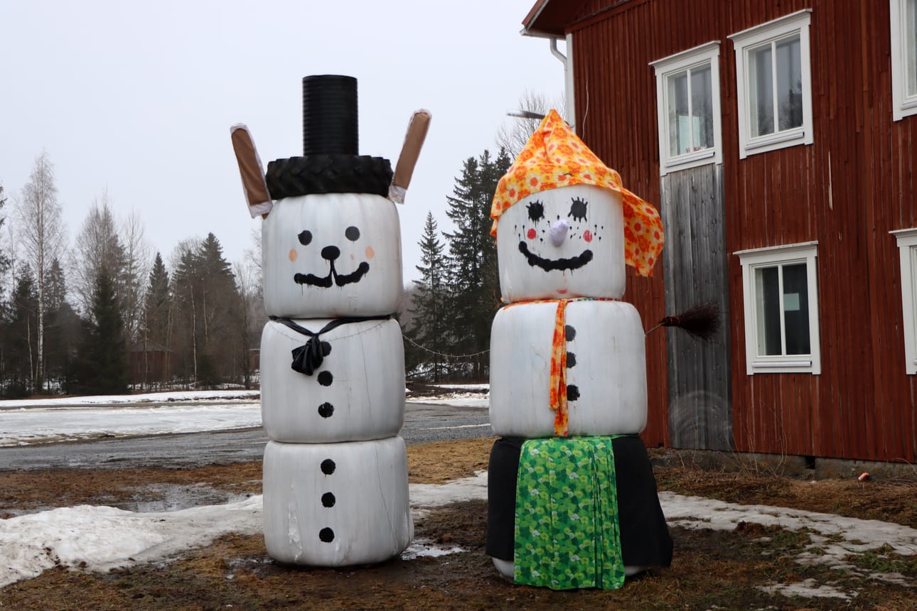Herra pupu ja neiti noita seisoivat iloisina nuorisoseuran nurkalla vielä tälläkin viikolla.