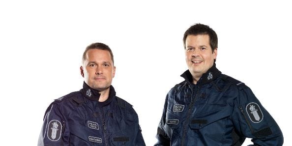 Ylikonstaapeli Raimo Huhtasen (vas.) ja vanhemman konstaapelin Tomi Kokon työtä seurataan tv-sarjassa.