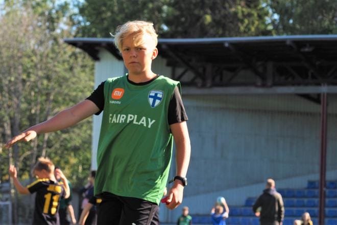 VPS:n –07-pojissa pelaava Joonas Dahlsten toimii Junnuliigassa pelinohjaajana. Hänelle tapahtuma on tuttu, sillä se on tuonut hänetkin aikanaan jalkapallon pariin. Kuva: Jonne Keturi