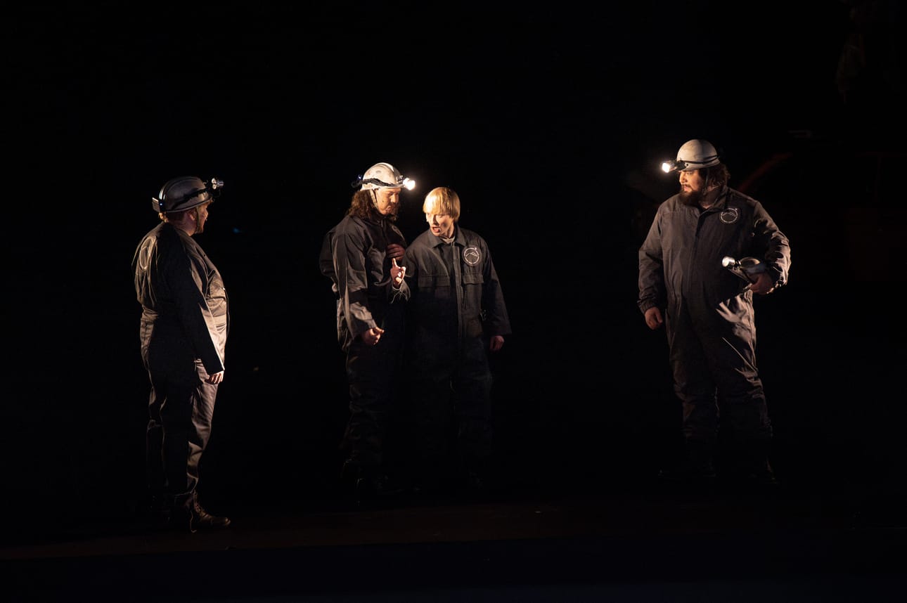 Ovllá tuo yhteen saamelaisen joiun ja oopperan. Myös moniaistilliset elementit rakentavat ikimuistoisen esityksen, joka vie katsojan syvälle tarinan tunnelmaan.