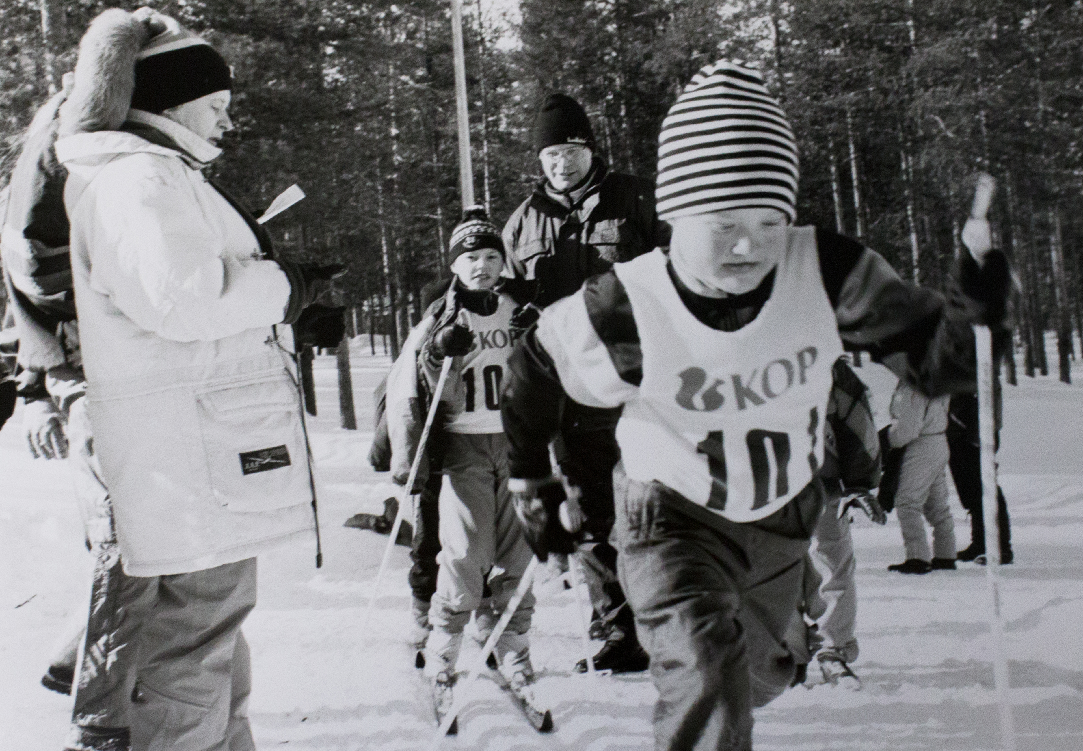 Ketä ovat nämä vauhdikkaat hiihtokisaajat ja toimitsijat?
