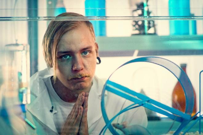 Toimittaja Aleksi Rantamaa selvittää, mistä eri addiktioista on kyse kuusiosaisessa sarjassaan. KUVA: Sami Levo