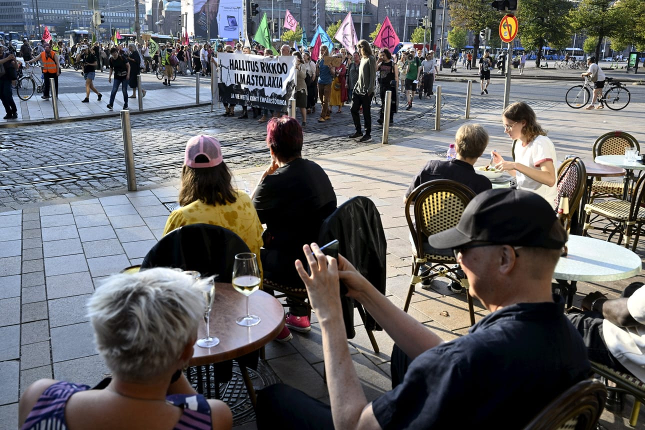 Elokapinan mielenosoitusta seurattiin lauantaina terassilta Helsingissä. LEHTIKUVA / Heikki Saukkomaa