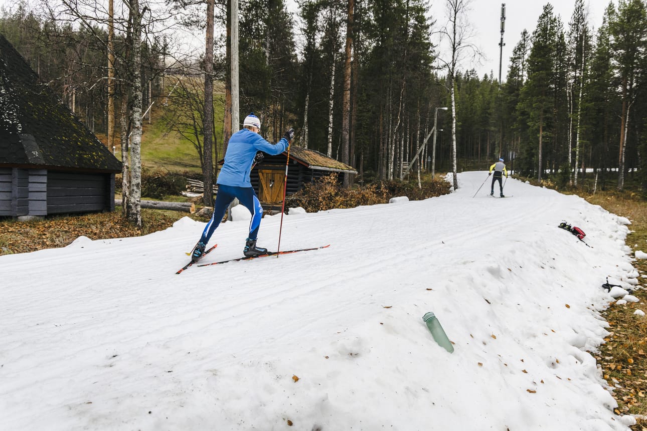 Levi avasi hiihtokauden ensimmäisenä Suomessa. Laduille ennätti avauspäivänä ainakin satakunta hiihtäjää.