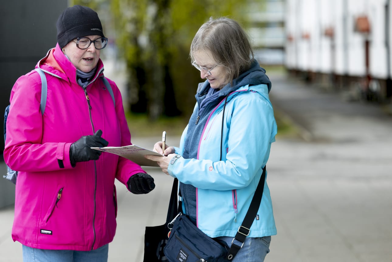 Anne Vuopohja (vas.) päivysti keskiviikkoiltapäivänä Tuiran S-marketin edessä ja pyysi ohikulkijoita allekirjoittamaan adressin Raatin uimahallin säilyttämisen puolesta. Tuula Karppinen pysähtyi ja allekirjoitti adressin.