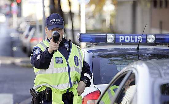 Suomessa alkaa olla pula poliiseista. Eläkeläispoliiseja on houkuteltu takaisin töihin.