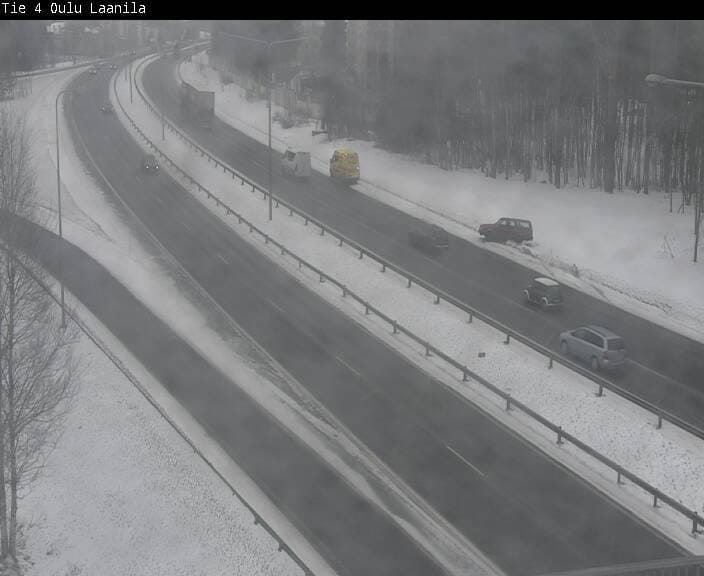 Pohjantiellä Laanilan kohdalla auto liukasteli ojaan.