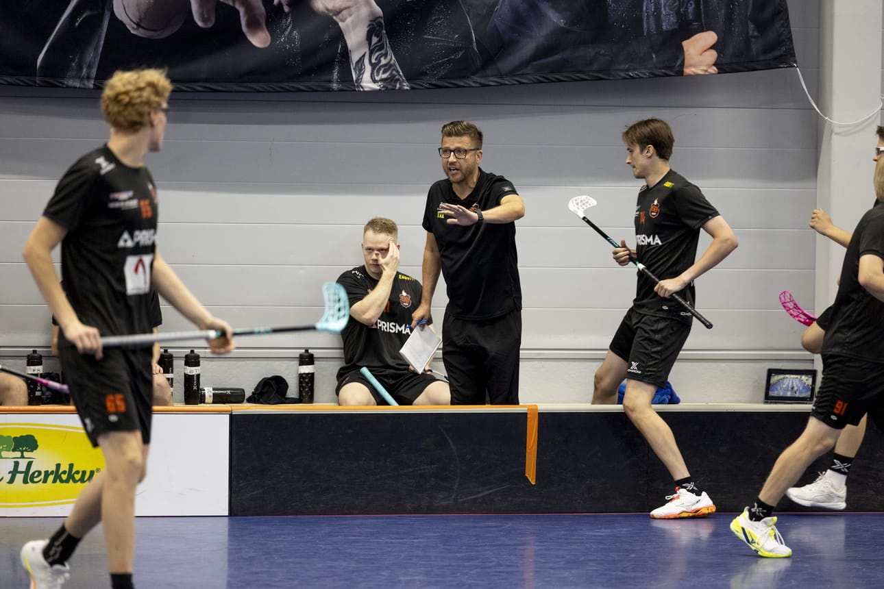 Jarmo Eteläaho (kesk.) tuli suurelle yleisölle tutuksi Nurmon Jymyn F-liigajoukkueen päävalmentajana. Nyt hän valmentaa SB Vaasan edustusjoukkuetta miesten Suomisarjassa.