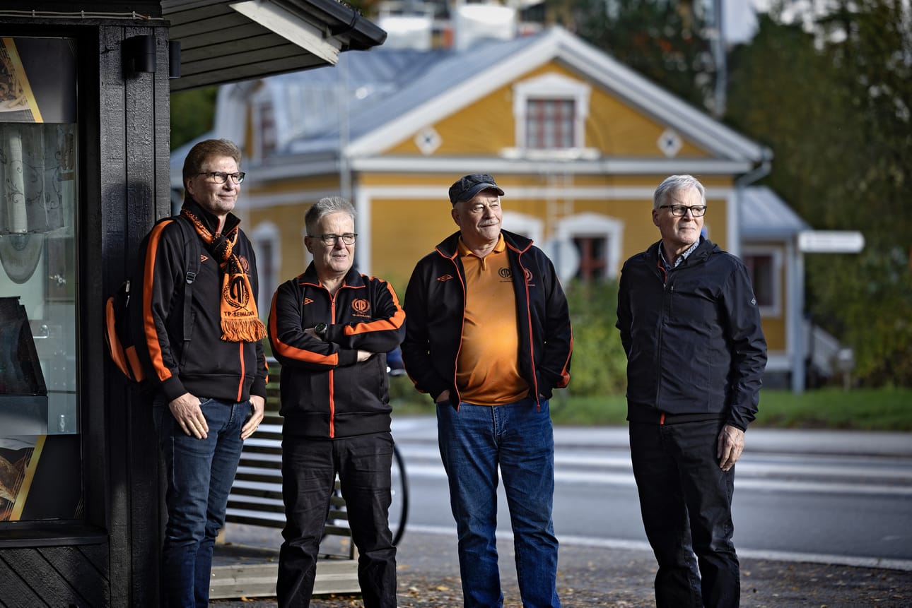 Pitkän linjan teepeeläiset Hannu Huilla (vas.), Heikki Hakanen ja Jukka Saarijärvi sekä teoksen kirjoittaja Markku Kulmala taustallaan Martinin talo, jossa pidettiin TP:n perustava kokous 9.2.1955.