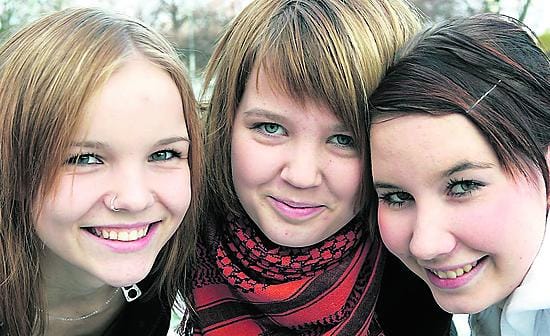 Tiina Kivimäki (vas.), Henna Ylikauppila ja Heidi Jokikokko sekä kuvasta puuttuva Krista Lamberg pistivät pystyyn rokkitapahtuman.