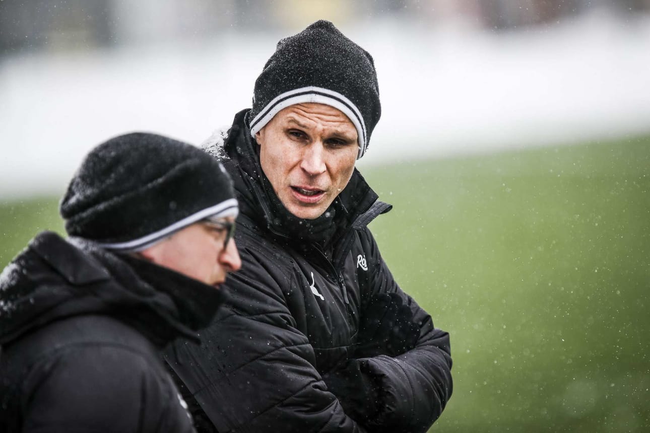 Toni Koskela. Kapteeni Okkosen mukaan uuden päävalmentajan "hyvinkin tieteellinen valmennus" tuo RoPSille kilpailuetua muihin seuroihin nähden.