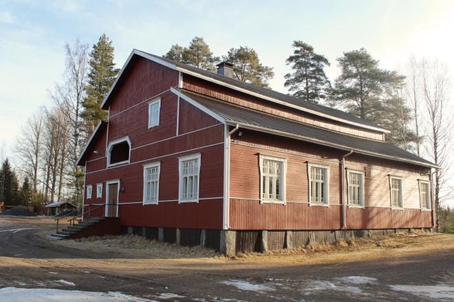 Ähtärin Peränteen kylätalon historia juontaa aina 1920-luvulle. Kyläseura haki ja sai avustusta myös viime vuonna. Tuolloin avustus käytettiin kylätalon vesikaton uusimiseen ja hormin kunnostamiseen. ARKISTOKUVA: REIJO HEIKKILÄ