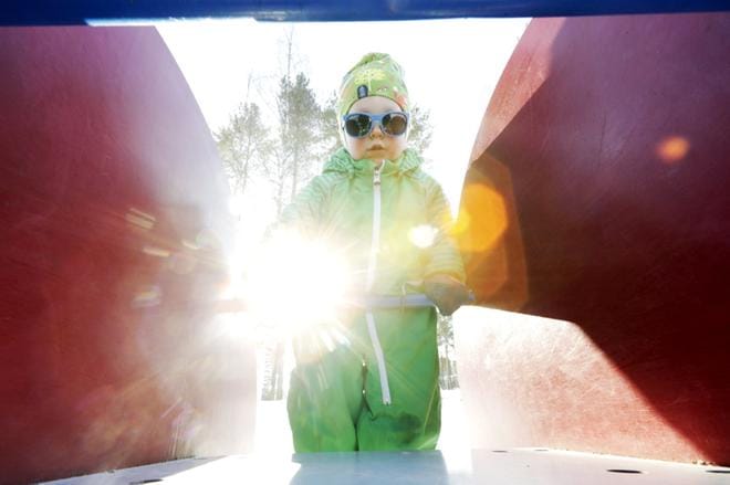 Leikkipaikoissa auringon säteiltä ei pääse piiloon. Kevätauringolta lapsen silmiä suojaavat aurinkolasit on syytä pukea päälle myös liukumäkeen mennessä. Kuva: Maiju Pohjanheimo