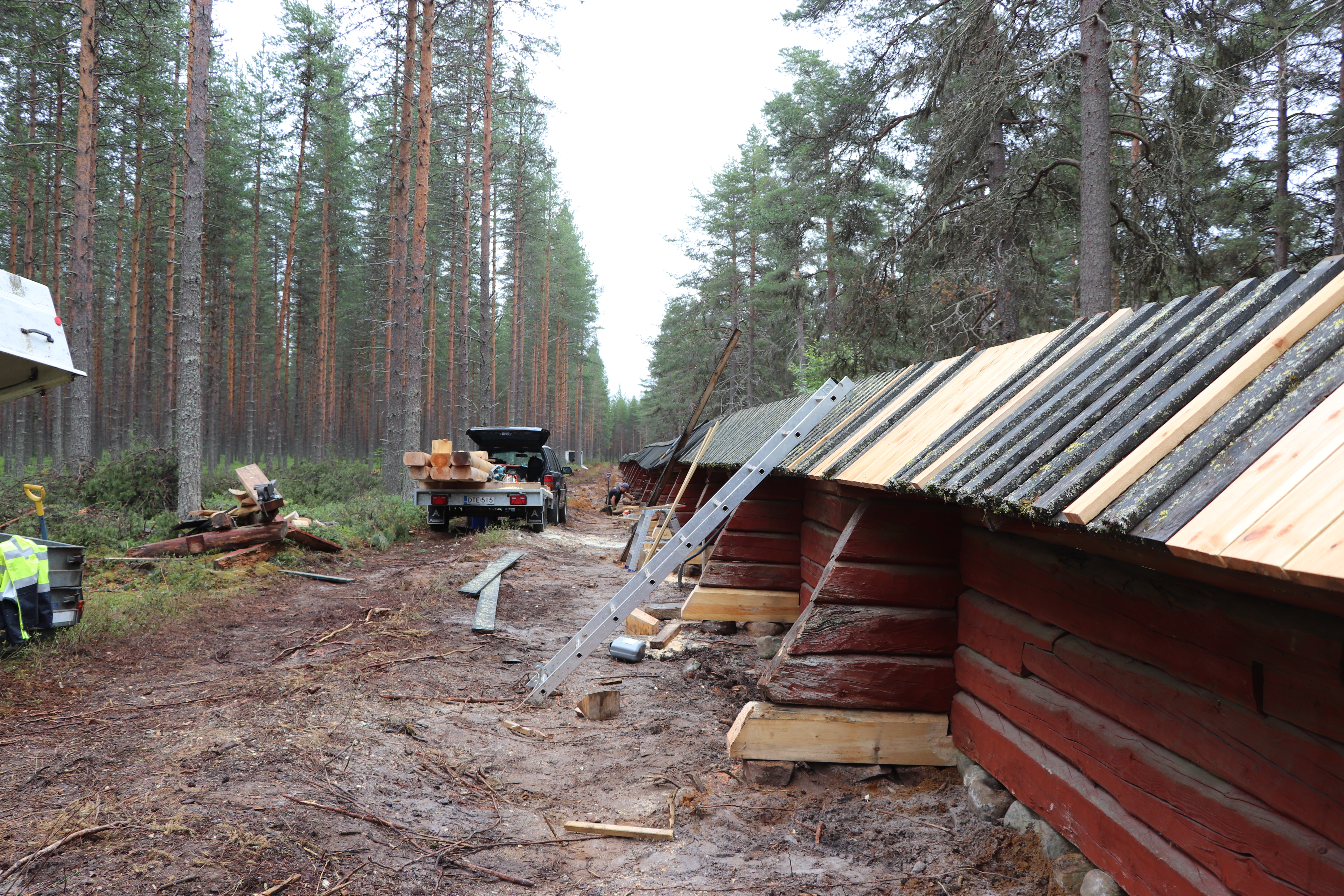 Kirkollisverotuoton vähyys painoi Pudasjärven seurakunnan tulosta alijäämäiseksi – hautausmaan hirsiaidan kunnostus jatkuu