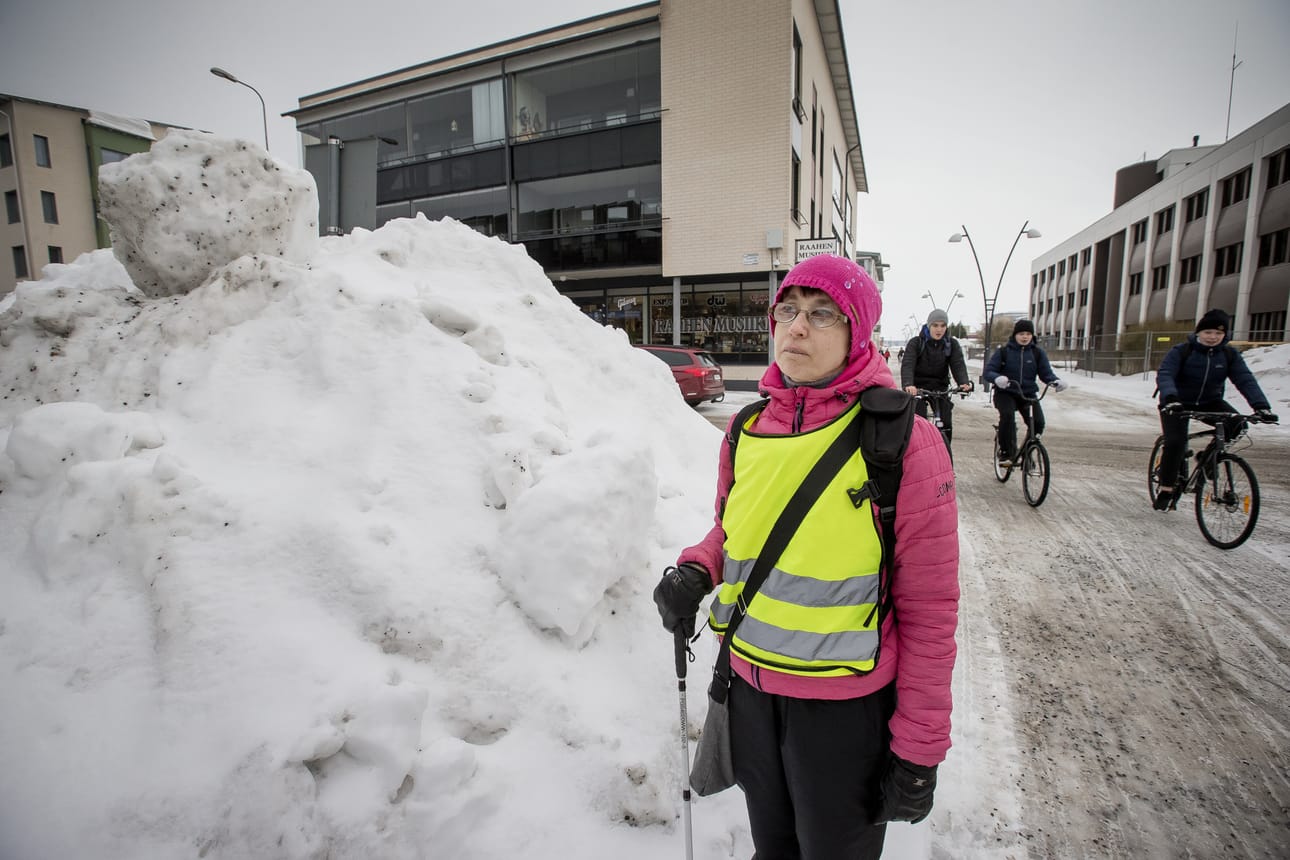 Raahelainen Marika Rajaniemi on joutunut näkövammansa takia käyttämään tänä talvena entistä enemmän taksikyytejä, sillä Raahen jalkakäytävillä on ollut erittäin vaikea liikkua. Esteeksi muodostuvat luomattomat lumet ja lumikasat.