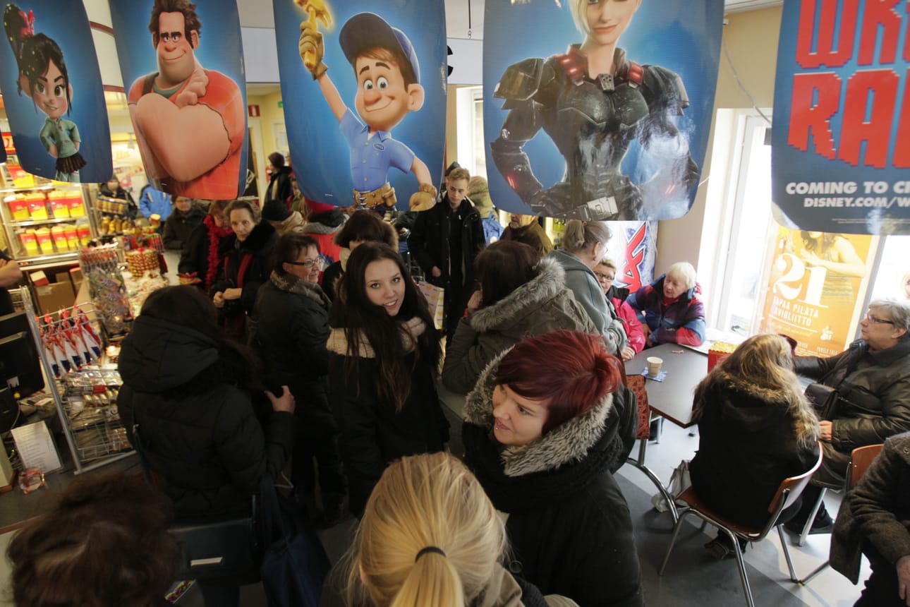 Starin eteinen täyttyi nuorista ja heidän isovanhemmistaan ennen näytöksen alkua.