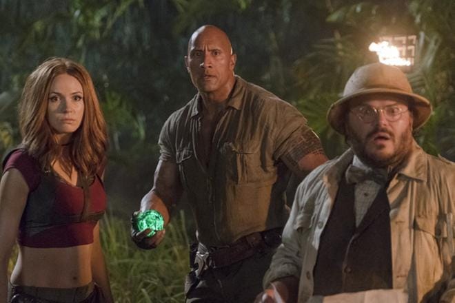 Karen Gillan, Dwayne Johnson ja Jack Black ihmettelevät, kun ovat joutuneet sisälle alkeelliseen videopeliin.