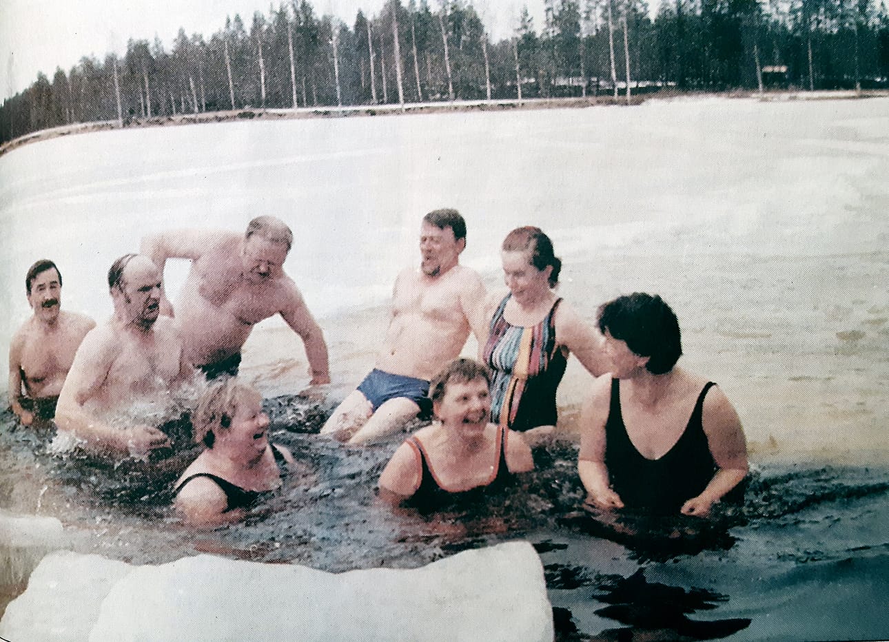 Liki nolla-asteinen avanto ei pelota siihen pulahtavia Länsikylän ryhmäläisiä. Saunassa sitten vaihdetaan kuulumisia ja takkatulen loimussa nautitaan iltakahvit päälle.