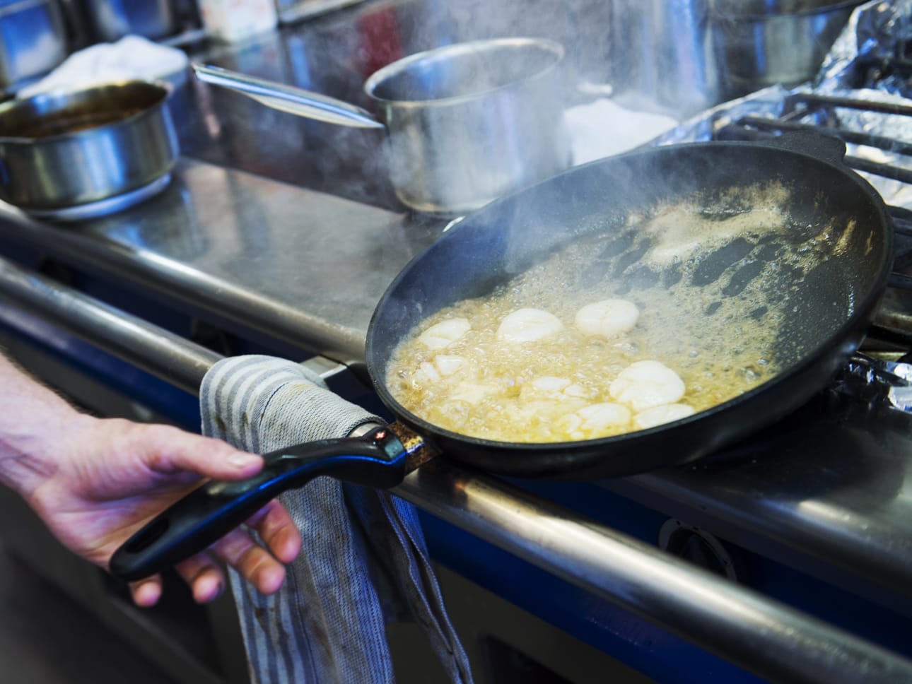 Kokki on yksi niistä ammateista, joissa kärsitään työvoimapulasta ja joihin etsitään osaajia myös EU-alueen ulkopuolelta. Pitkät työluvan odotusajat harmittavat myös yrittäjiä. Kuvituskuva