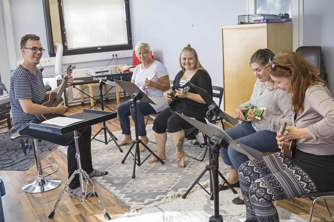Vaikka musiikkikoulun nimi viittaa popin tyylisuuntaukseen, Pop Upissa opiskellaan paljon muutakin, kuten rockia, iskelmää, metallia, kansanmusiikkia ja miksei klassistakin. ”Biisit valitaan oppilaan makuun.” Kuvassa ukuleleryhmän opettaja Mikko Nuorala ja oppilaat Kaisa Peteri (vas.), Henna Jaakola, Hanna Uusiautti ja Jenni Laitinen.