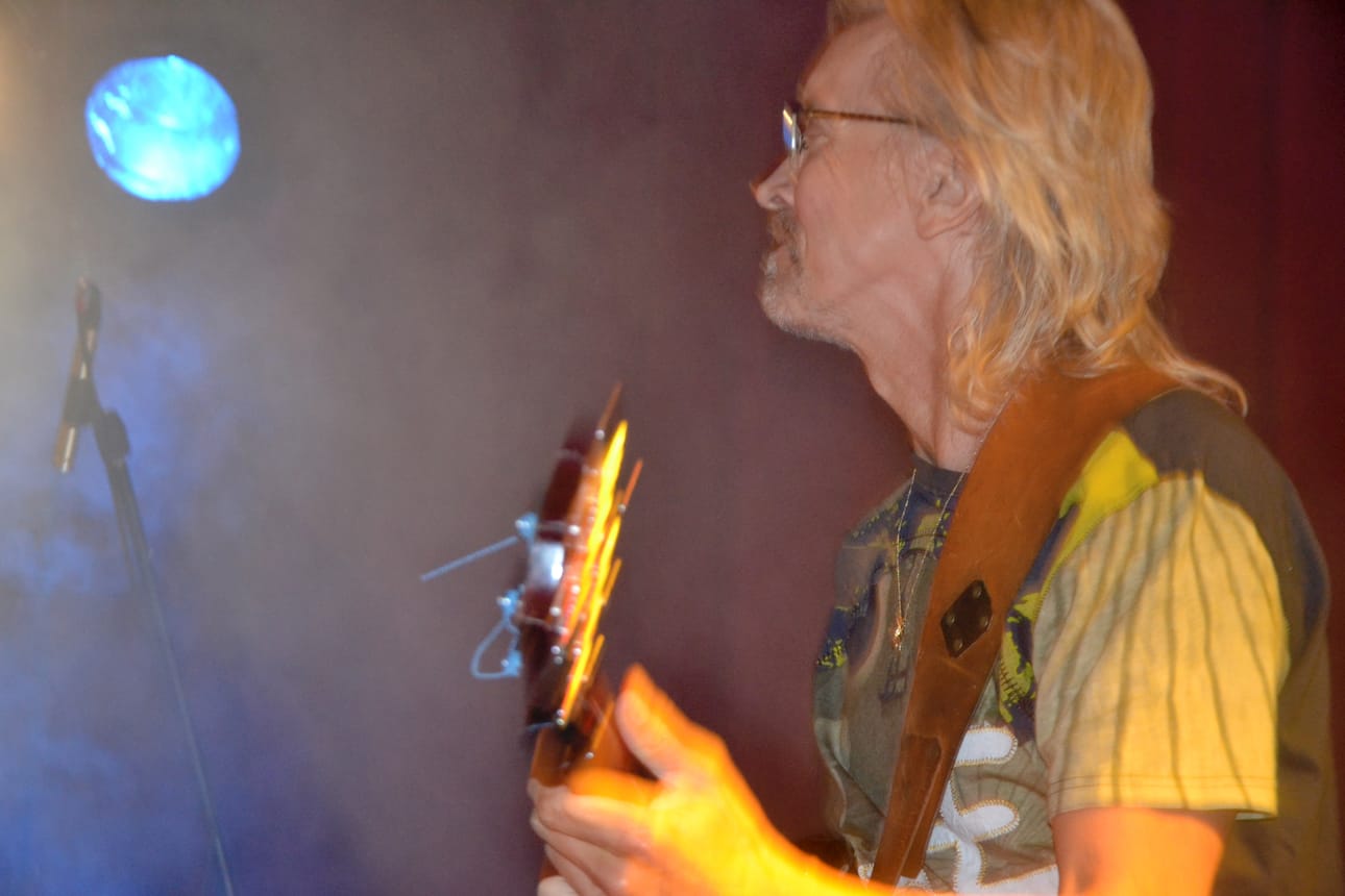 Reijo Karvonen Blues Organization -yhtyeen keikalla Kuusamossa heinäkuussa 2011.